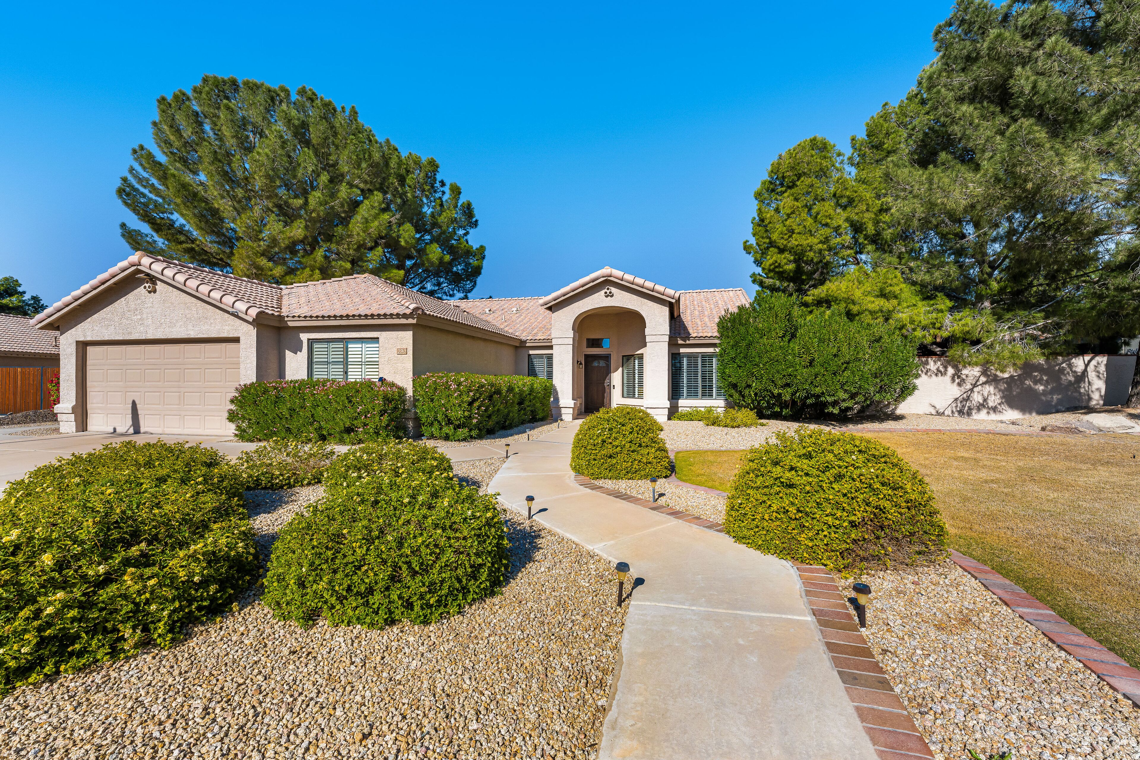Enchanting home with pool, hot tub, fireplace, fast WiFi & washer/dryer