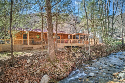 Creekside Cottage w/ hot tub, fire pit, fishing