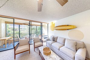 TV, books - Calming condo with balcony, patio, kitchen, gas grill & pool - snowbird-friendly (Kailua-Kona)