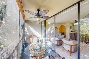 Outdoor dining - Calming condo with balcony, patio, kitchen, gas grill & pool - snowbird-friendly (Kailua-Kona)