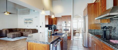 Réfrigérateur, four à micro-ondes, un four, surface de cuisson