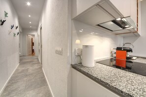 Kjøleskap, ovn, oppvaskmaskin og kaffetrakter/tekoker