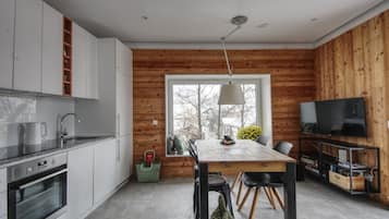 KĂŒhlschrank, Ofen, GeschirrspĂŒler, Wasserkocher mit Kaffee-/Teezubehör