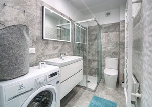 Dusche, Haartrockner, Handtücher