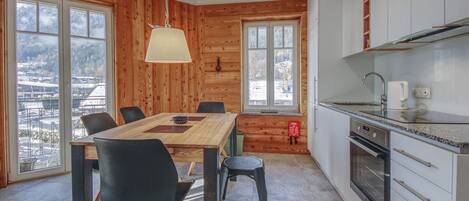 Fridge, oven, dishwasher, coffee/tea maker