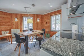 Kühlschrank, Ofen, Geschirrspüler, Wasserkocher mit Kaffee-/Teezubehör