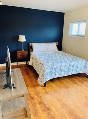 1 bedroom - Waterfront Studio Cottage | Chain O’Lakes (Fox Lake)