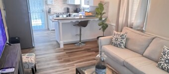 Cute, clean and cozy cottage. 5 minute drive from Junkanoo beach and Bay street.
