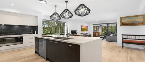 المنشأة من الداخل