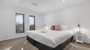 4 bedrooms, internet, bed sheets