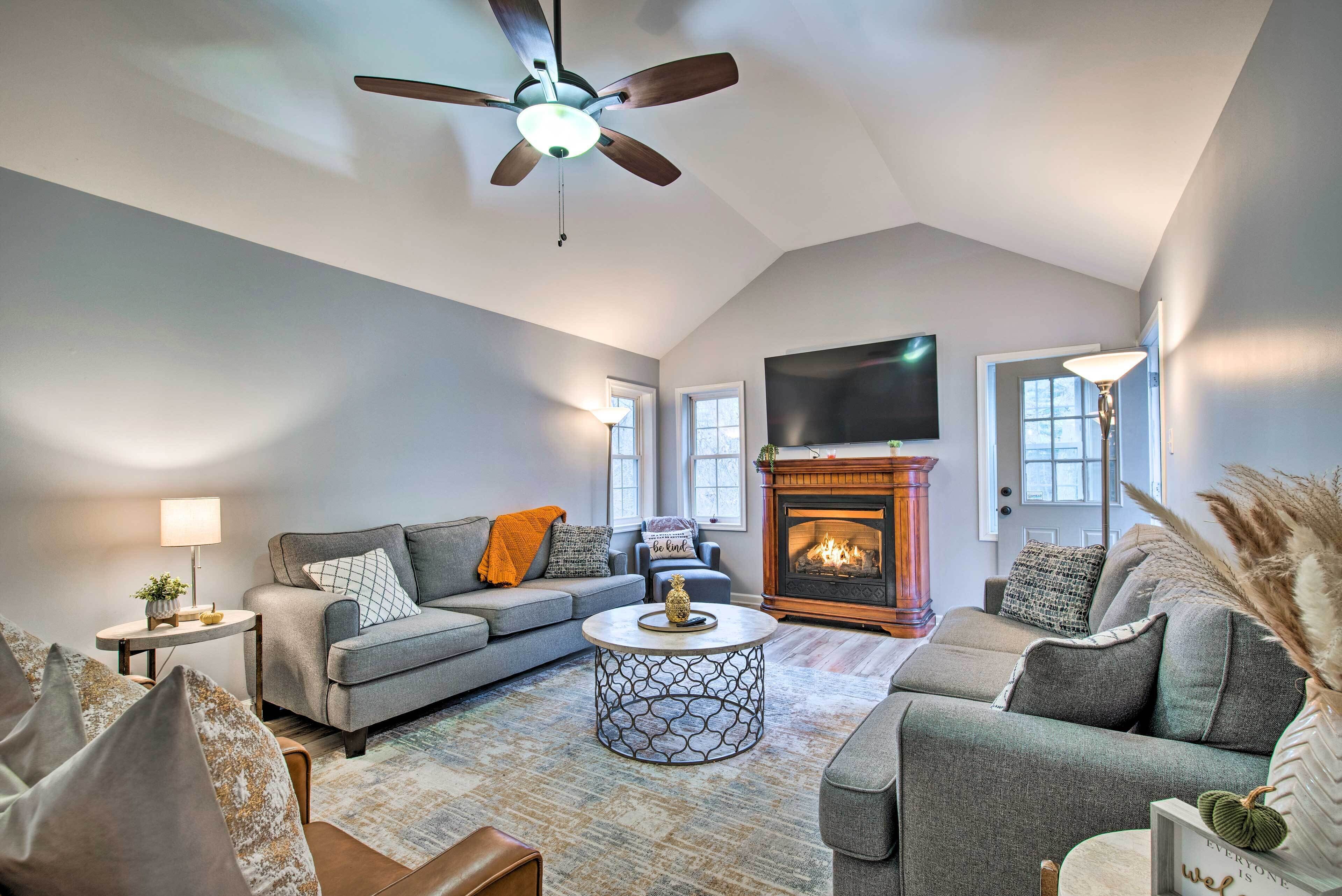 Beautiful Pocono Lake Cottage w/ Game Room!