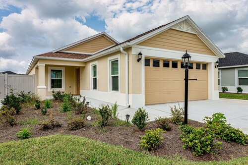 Executive Golf Course across the street! King, 2 Queens, Queen sofa, Pets ok!