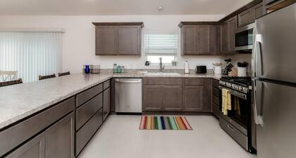 Executive Golf Course across the street! King, 2 Queens, Queen sofa, Pets ok!