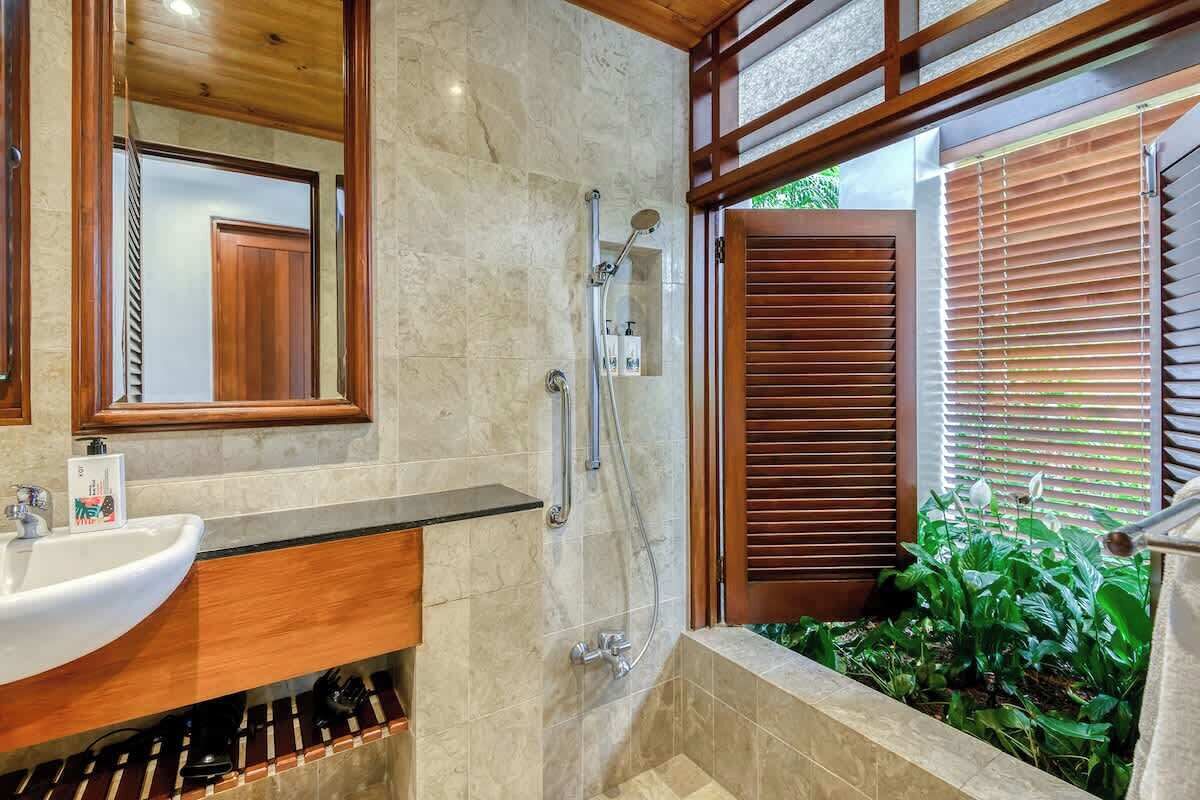 Dusche, kostenlose Toilettenartikel, Haartrockner, Shampoo