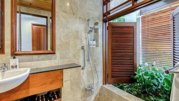Dusche, kostenlose Toilettenartikel, Haartrockner, Shampoo