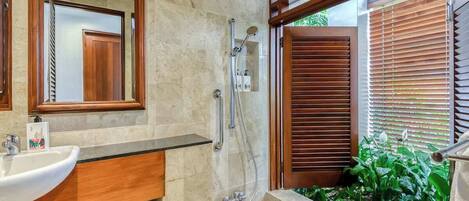 Shower, free toiletries, hair dryer, shampoo