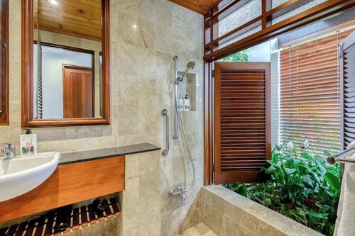 Palm Bliss Villa—A Central Balinese Pool Oasis