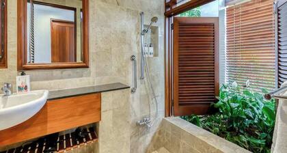 Palm Bliss Villa—A Central Balinese Pool Oasis