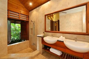 Regadera, amenidades de baño gratuitas, secadora de cabello, shampoo