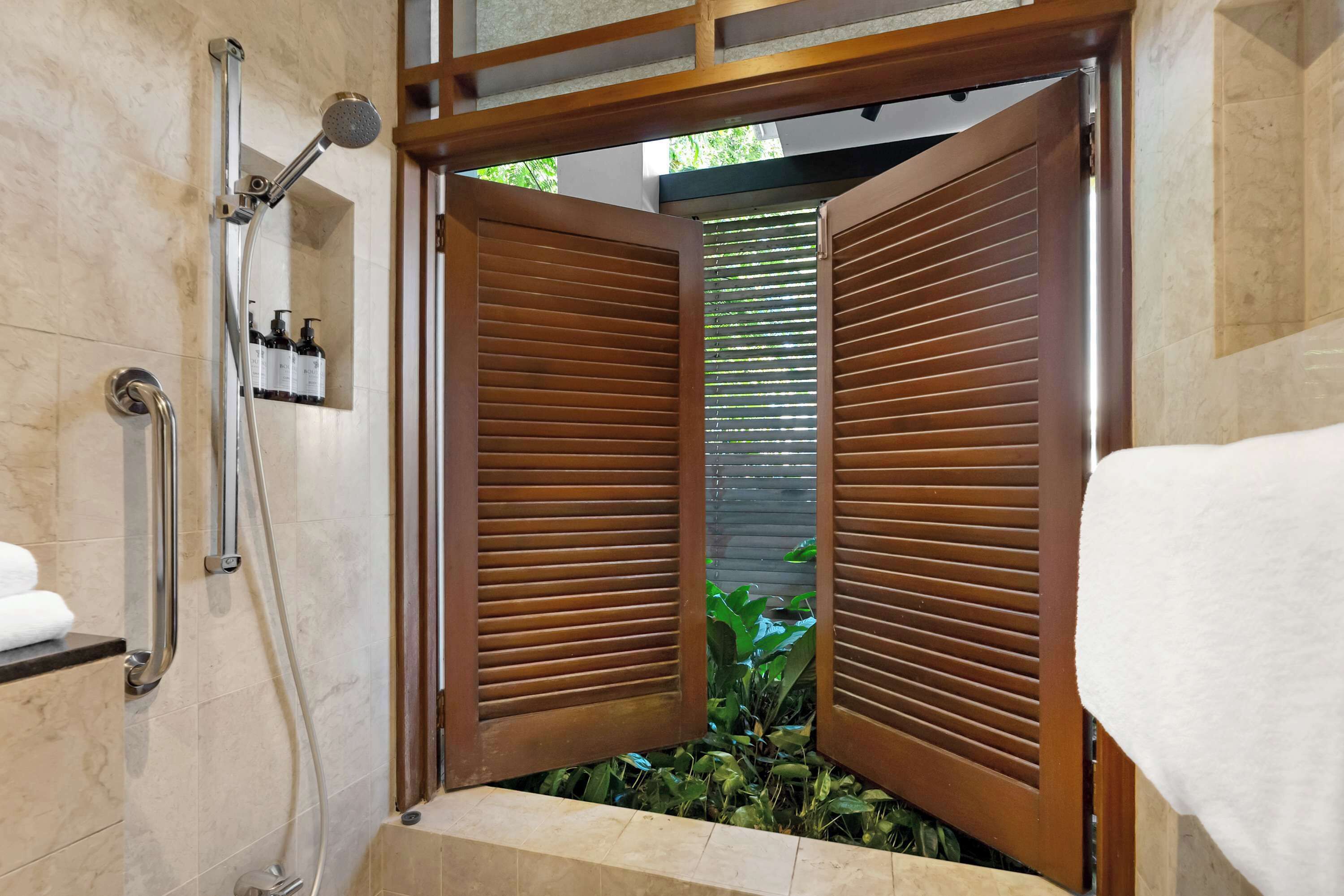 Douche, articles de toilette gratuits, sèche-cheveux, shampoing