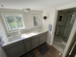 Combined shower/tub, hair dryer, towels, soap - Old Florida Charm (Eustis)