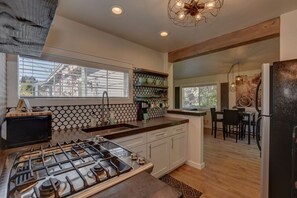 Geladeira, micro-ondas, fogão, cooktop