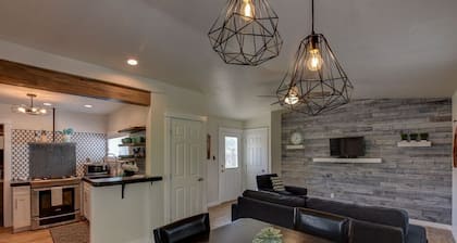 Cozy Hideaway Downtown 1 bed 1 bath