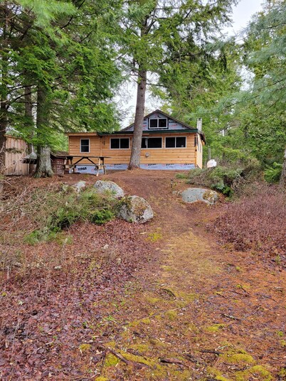 WATERFRONT "Rivah Lodge",
ULTIMATE "OFF GRID" Experience
Nice drive to Acadia