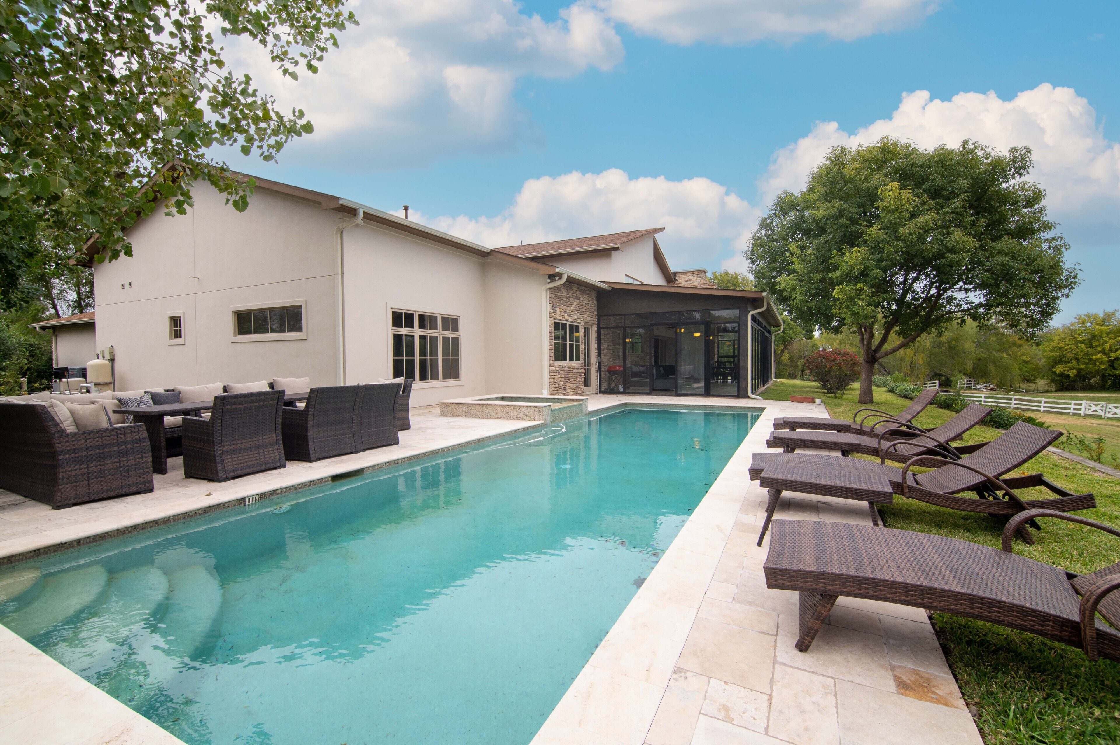 4 BR Villa w/ Heated Pool & Spa , Sauna,Turkish Hammam BBQ and Huge Backyard