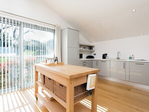 Dishwasher, high chair - 3 bedroom accommodation in Cowes (Cowes)