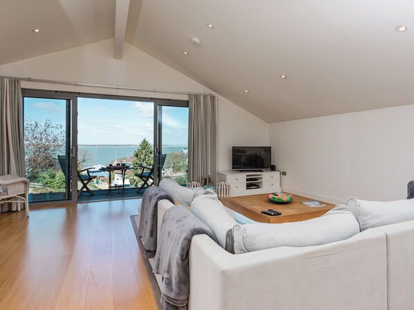 Living area - 3 bedroom accommodation in Cowes (Cowes)