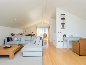 Living area - 3 bedroom accommodation in Cowes (Cowes)