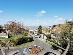 Outdoor dining - 3 bedroom accommodation in Cowes (Cowes)