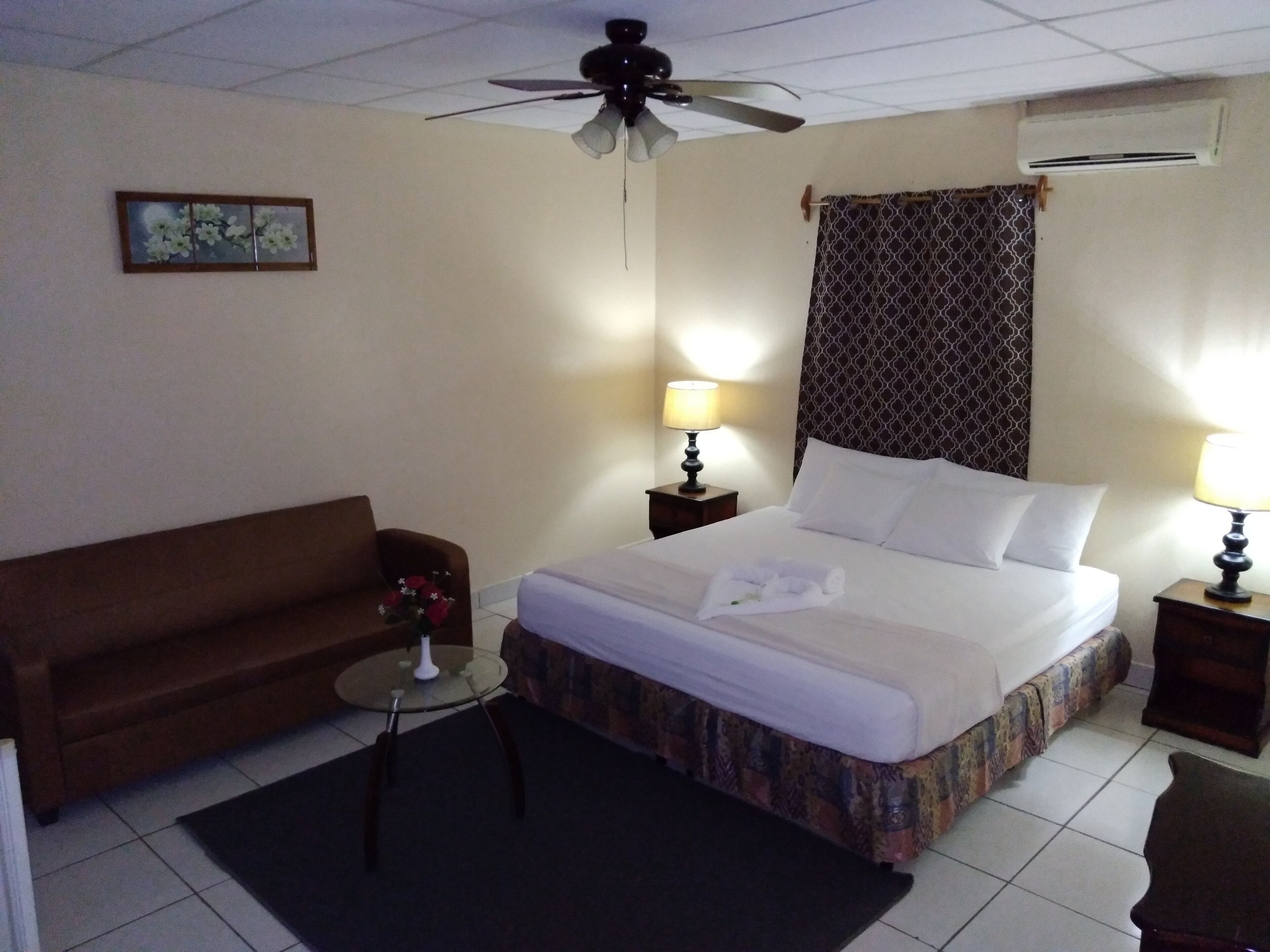 Habitación individual superior | Ropa de cama de alta calidad, edredones de plumas, caja fuerte