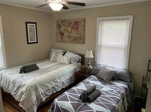 3 habitaciones, escritorio, tabla de planchar con plancha y wifi gratis 