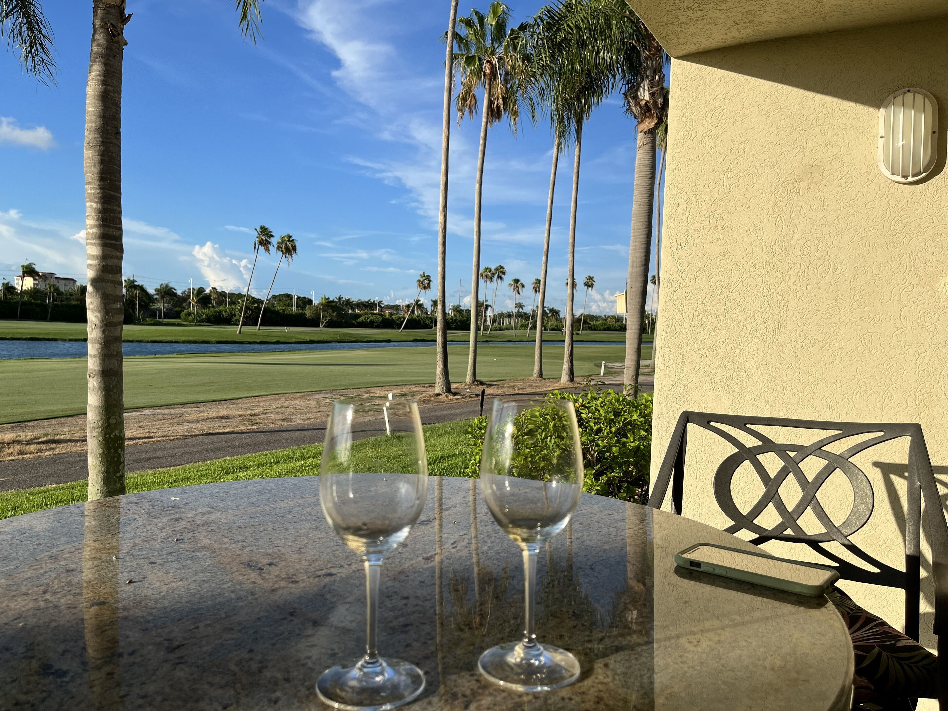 Newly Remodeled, 1st Floor, Golf Course View, 5 min walk to Beach