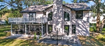 Rustic Hideaway - Modern Estate - Great Location + Pet Friendly!