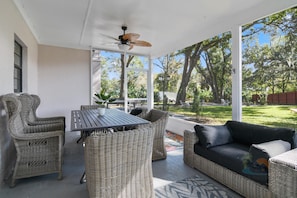 Outdoor dining - Rustic Hideaway - Modern Estate - Great Location + Pet Friendly! (Windermere)
