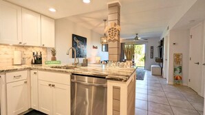 Condo, 2 phòng ngủ | Bếp riêng