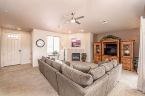 TV, fireplace, offices - Las Palmas Resort #2014 | All-Inclusive Amenities (Saint George)