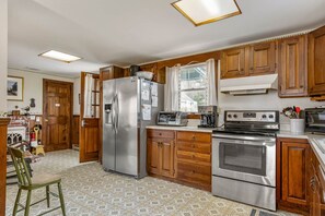 Fridge, microwave, oven, stovetop - Stunning Views with Walks to the Beach and a short walk to pay and play tennis (East Boothbay)