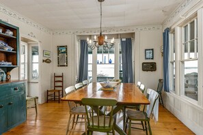 Dining - Stunning Views with Walks to the Beach and a short walk to pay and play tennis (East Boothbay)