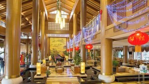A spacious lobby with high ceilings, large pillars, and a checkered floor pattern. - Holiday Inn Hongxigu Hot Springs, Gaizhou, Yingkou (Gaizhou)