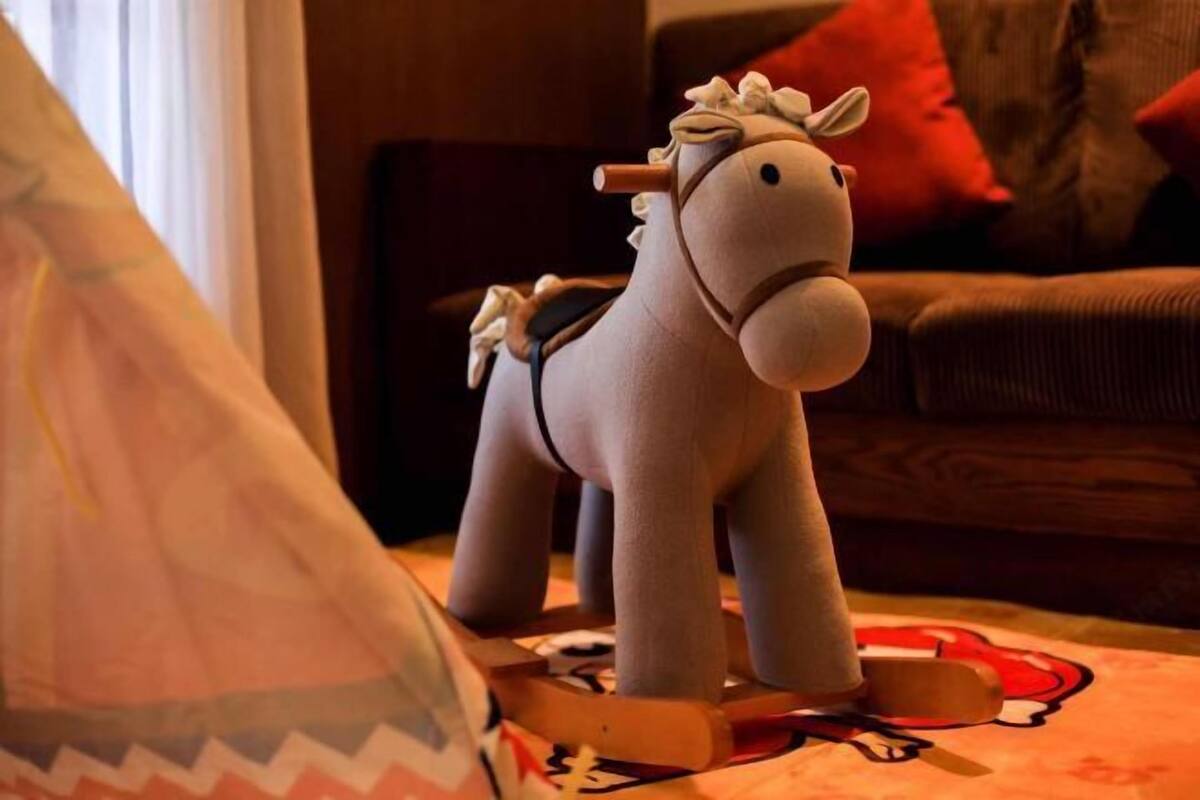 Ein Spielzeugpferd auf einem Holzständer.