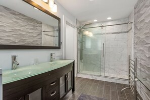 Hair dryer, towels - Lovely Home On the Water within Walking Distance Of Town (Boothbay Harbor)