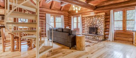 Een televisie en een open haard