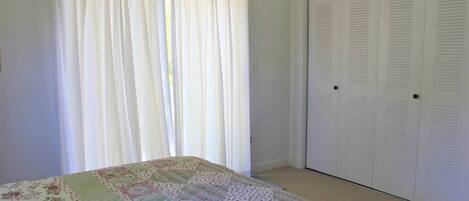 1 habitación, escritorio, tabla de planchar con plancha y cuna de viaje