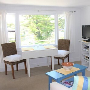 TV - A Sweet Little Guest Cottage (Southport)