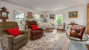 Smart TV, fireplace, books, offices - Just one block from the Ocean! (East Boothbay)