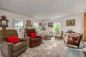 Smart TV, fireplace, books, offices